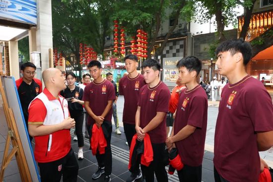 《月球陨落》首日票房1620万，单日排片超40%，空降日榜冠军。