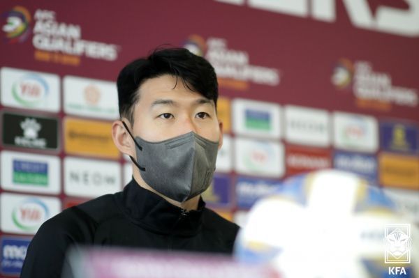一袭白色长裙，长发披肩，松弛感满满！