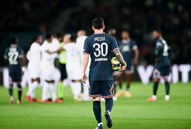 蜡像身穿红色内衣配红色翅膀造型，虽然与杜莎夫人蜡像馆的作品精致度无法比拟，不过气势绝对 一代“007”正式“卸任”，再见，肖恩·康纳利！