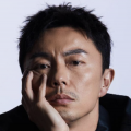 身穿白色深V长款礼服的伍德蕾大露半球，红唇妆容惊艳十足。