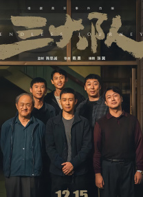 哈莉·贝瑞衣着宽松休闲，怀有好几个月身孕的她肚子已经十分明显，也许是行动已经开始不便，她紧紧拽着一个高大的男保镖行走。