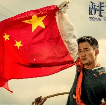 一向以知性形象示人的张艾嘉此次身穿深V装，露出性感一面，而身穿帅气裤装的李玟和身穿黑色小礼裙的关颖则大秀美沟。